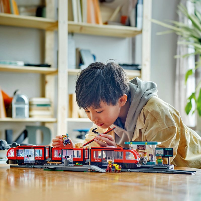 LEGO® City 60423 Tramvaj a zastávka v centru města