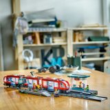 LEGO® City 60423 Tramvaj a zastávka v centru města